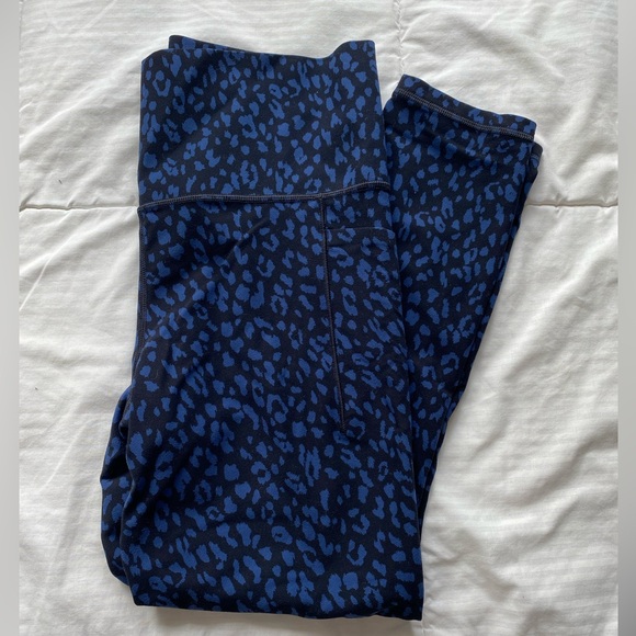 ATHLETA Salutation Stash Pocket II Printed 7/8 Tight - Picture 1 of 5